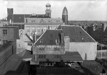 818065 Gezicht op het dak van het warenhuis Galeries Modernes (Lange Viestraat 2-10) te Utrecht; op de achtergrond het ...